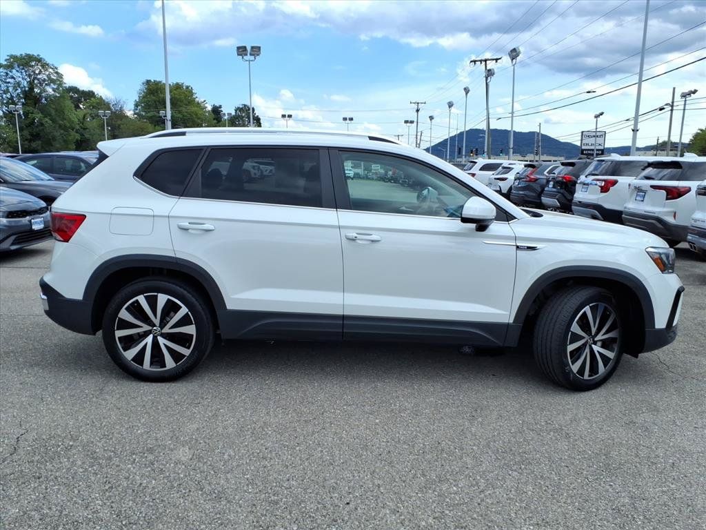 Used 2022 Volkswagen Taos SE w/ Panoramic Sunroof Package FWD image 3