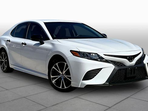 Used 2018 Toyota Camry SE image 3