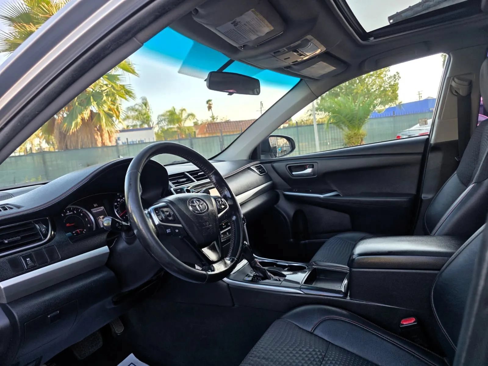 Used 2015 Toyota Camry SE w/ Moonroof Package FWD image 5