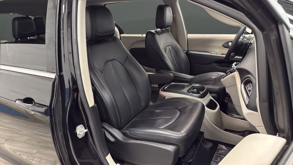 Used 2024 Chrysler Pacifica Touring-L FWD image 24