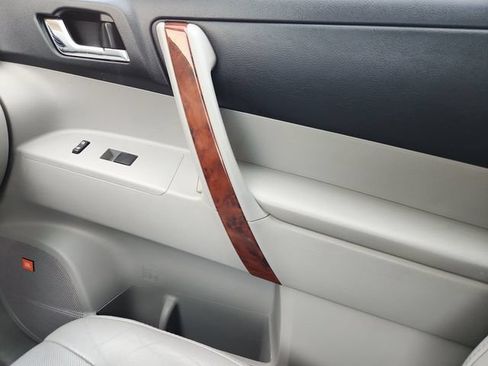 Used 2013 Toyota Highlander Limited AWD/4WD image 16