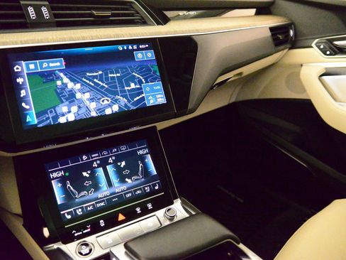 Used 2024 Audi Q8 e-tron Premium Plus w/ Premium Plus Package image 30