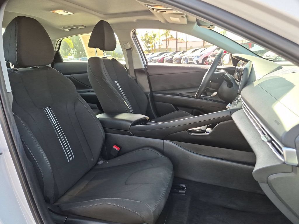 Used 2025 Hyundai Elantra SEL FWD image 31