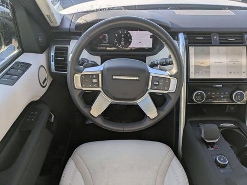 Used 2025 Land Rover Discovery S image 13