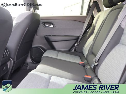Used 2023 Nissan Rogue SV image 17