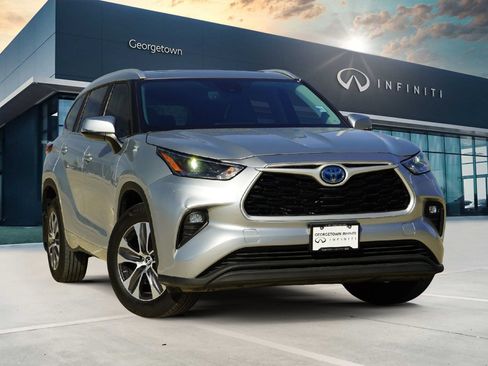 Used 2023 Toyota Highlander XLE image 1