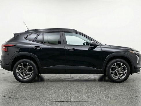 Used 2025 Chevrolet Trax LT image 11