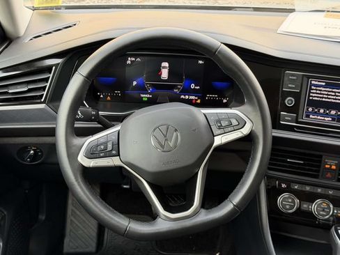 Certified 2023 Volkswagen Jetta SE w/ Panoramic Sunroof Package FWD image 15