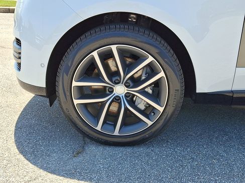 New 2025 Land Rover Range Rover SE image 2