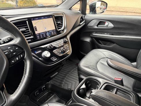 Used 2019 Chrysler Pacifica Touring-L w/ Advanced Safetytec Group image 38