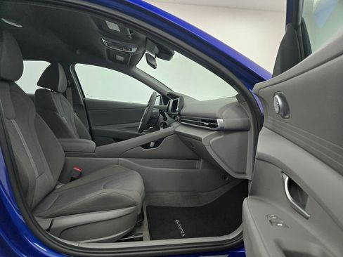 Used 2025 Hyundai Elantra SE image 27