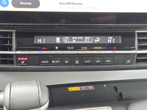 Used 2025 Toyota Sienna XLE image 22