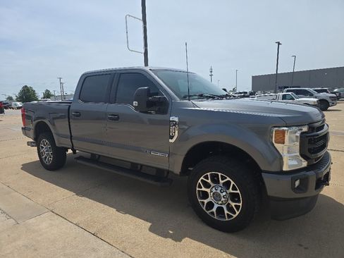 Used 2022 Ford F250 XLT w/ Black Appearance Package AWD/4WD image 3