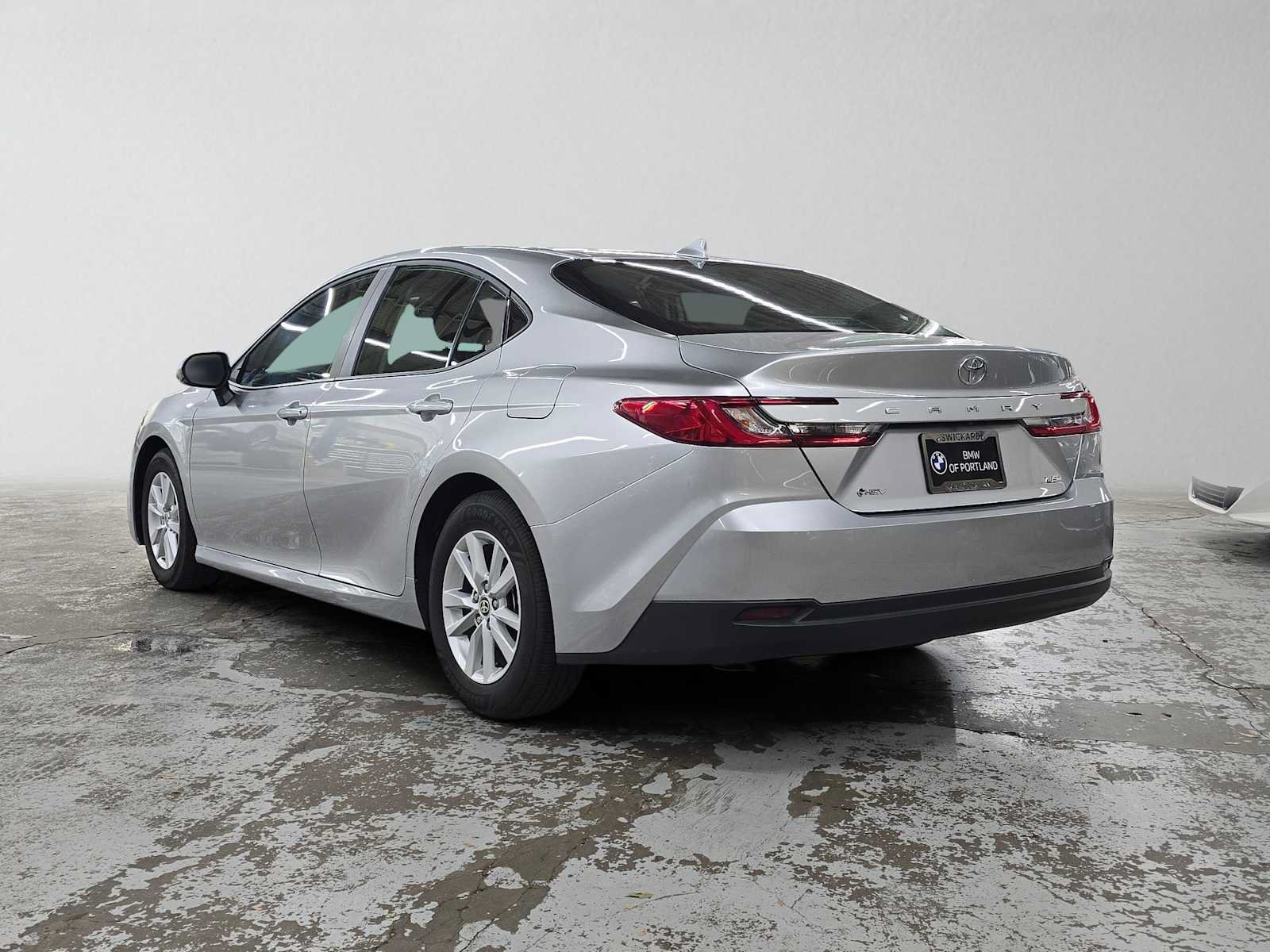 Used 2025 Toyota Camry LE FWD image 5