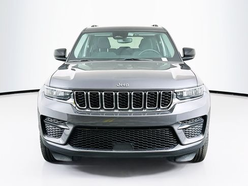 Used 2023 Jeep Grand Cherokee Laredo AWD/4WD image 2