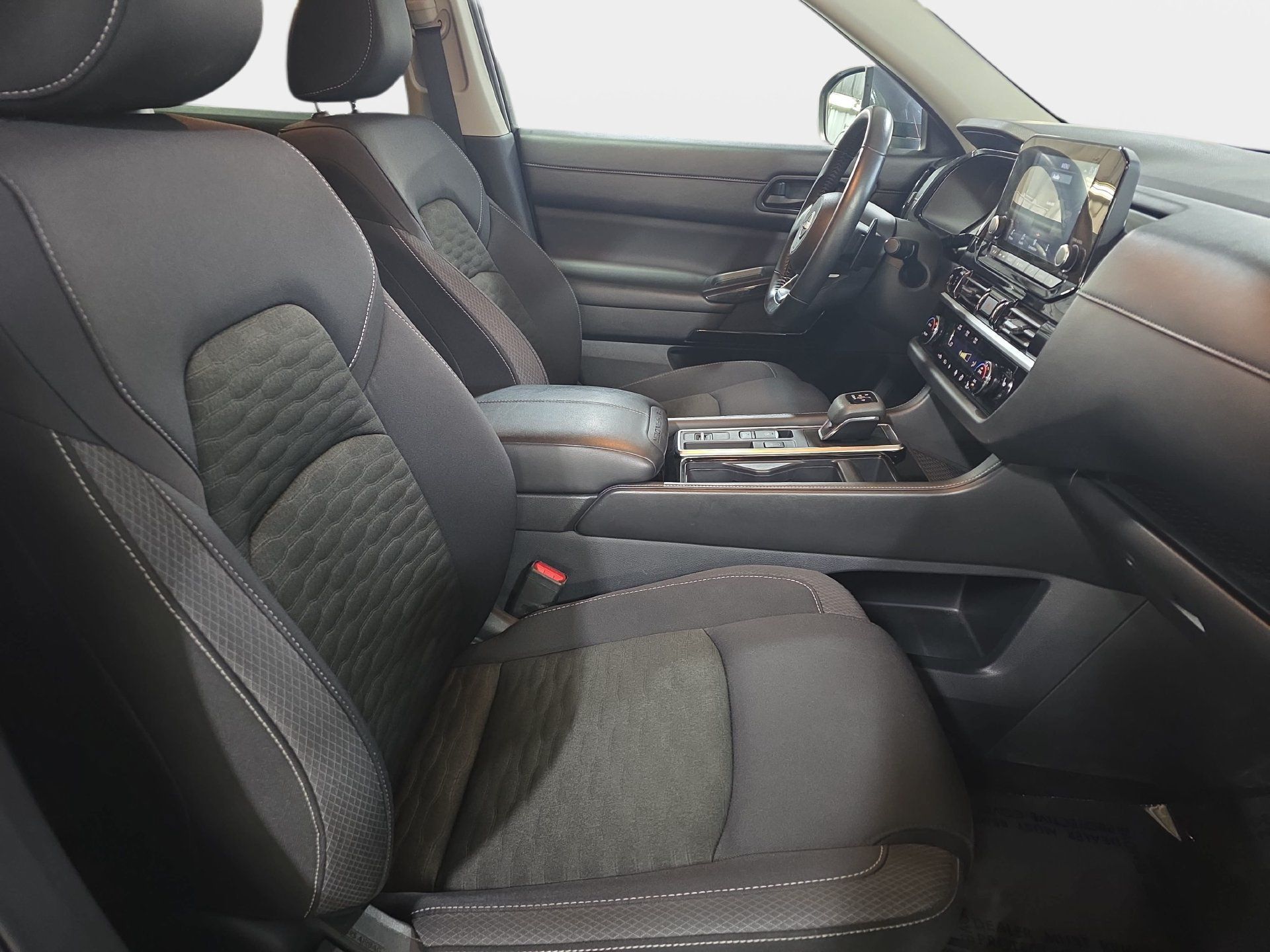 Used 2025 Nissan Pathfinder SV FWD image 10