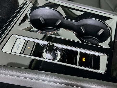 Used 2025 Volkswagen Atlas SE image 24