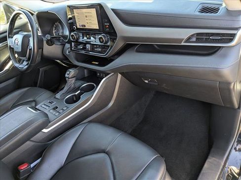 Used 2024 Toyota Highlander XLE image 25