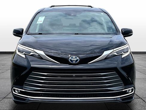 Used 2024 Toyota Sienna Platinum FWD image 3