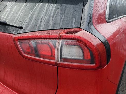 Used 2017 Kia Niro EX image 9