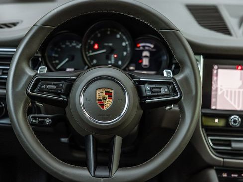 Certified 2025 Porsche Macan image 13