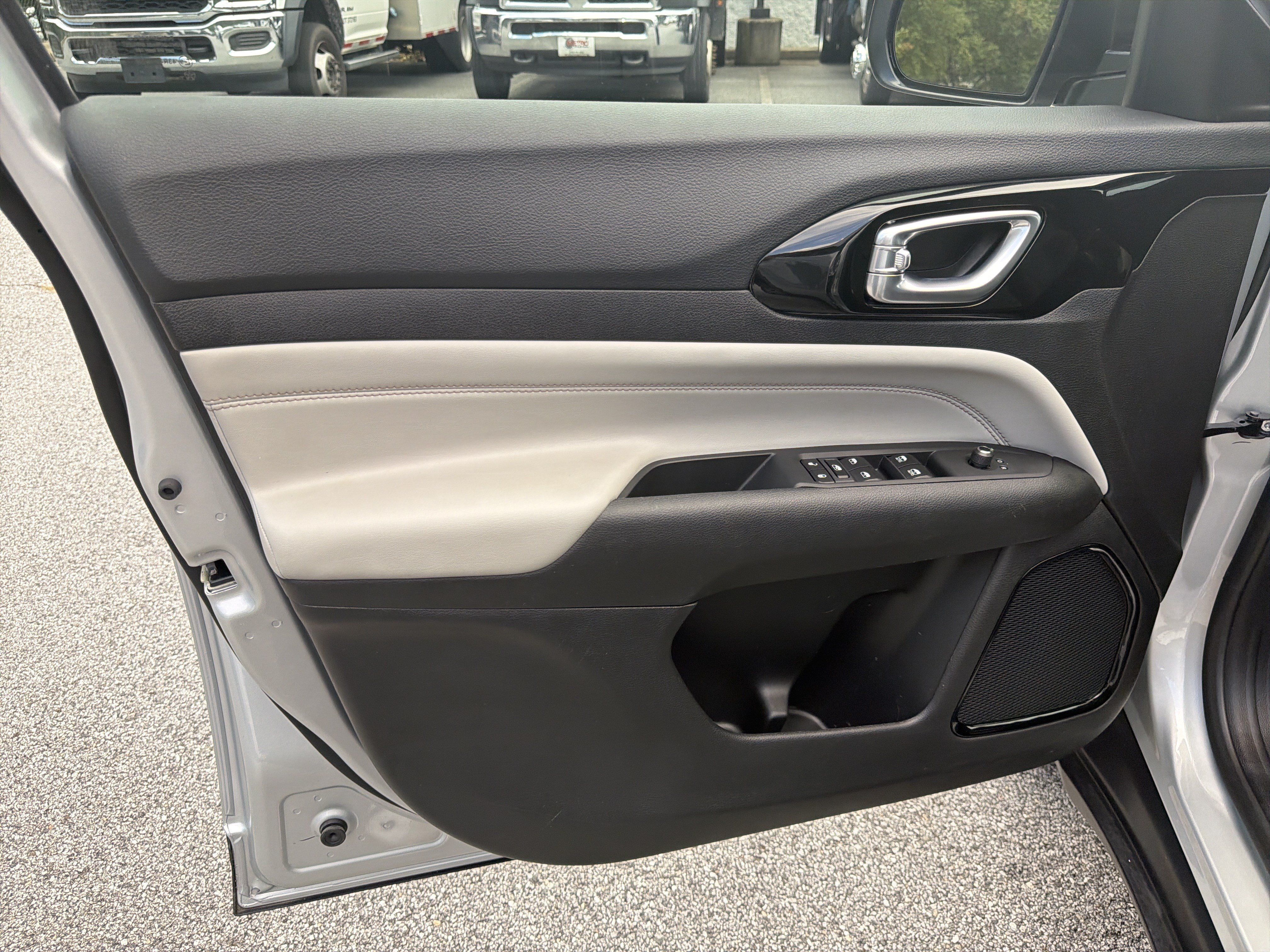 Used 2026 Jeep Compass Limited AWD/4WD image 12