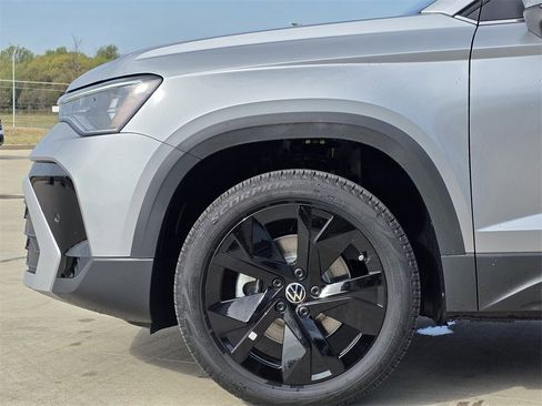 New 2025 Volkswagen Taos SE image 5