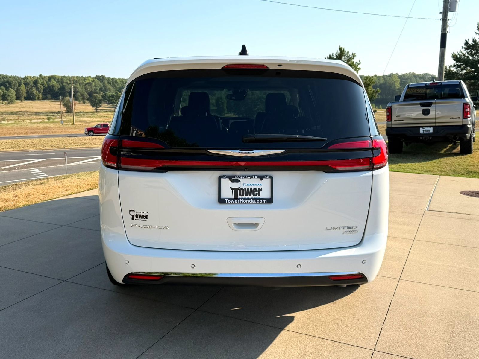 Used 2024 Chrysler Pacifica Limited AWD/4WD image 5