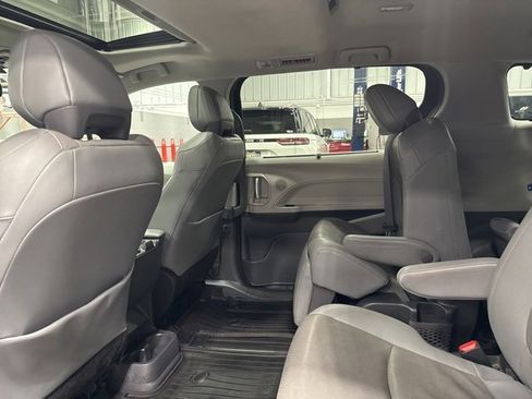 Used 2024 Toyota Sienna Limited image 34