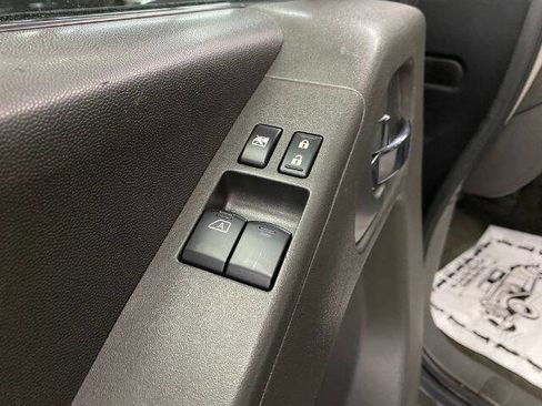 Used 2010 Nissan Frontier SE w/ SE Value Truck Pkg image 12