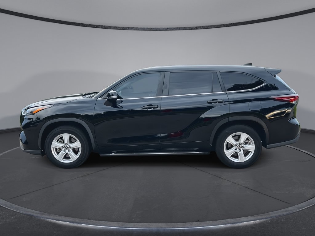 Used 2024 Toyota Highlander LE FWD image 5