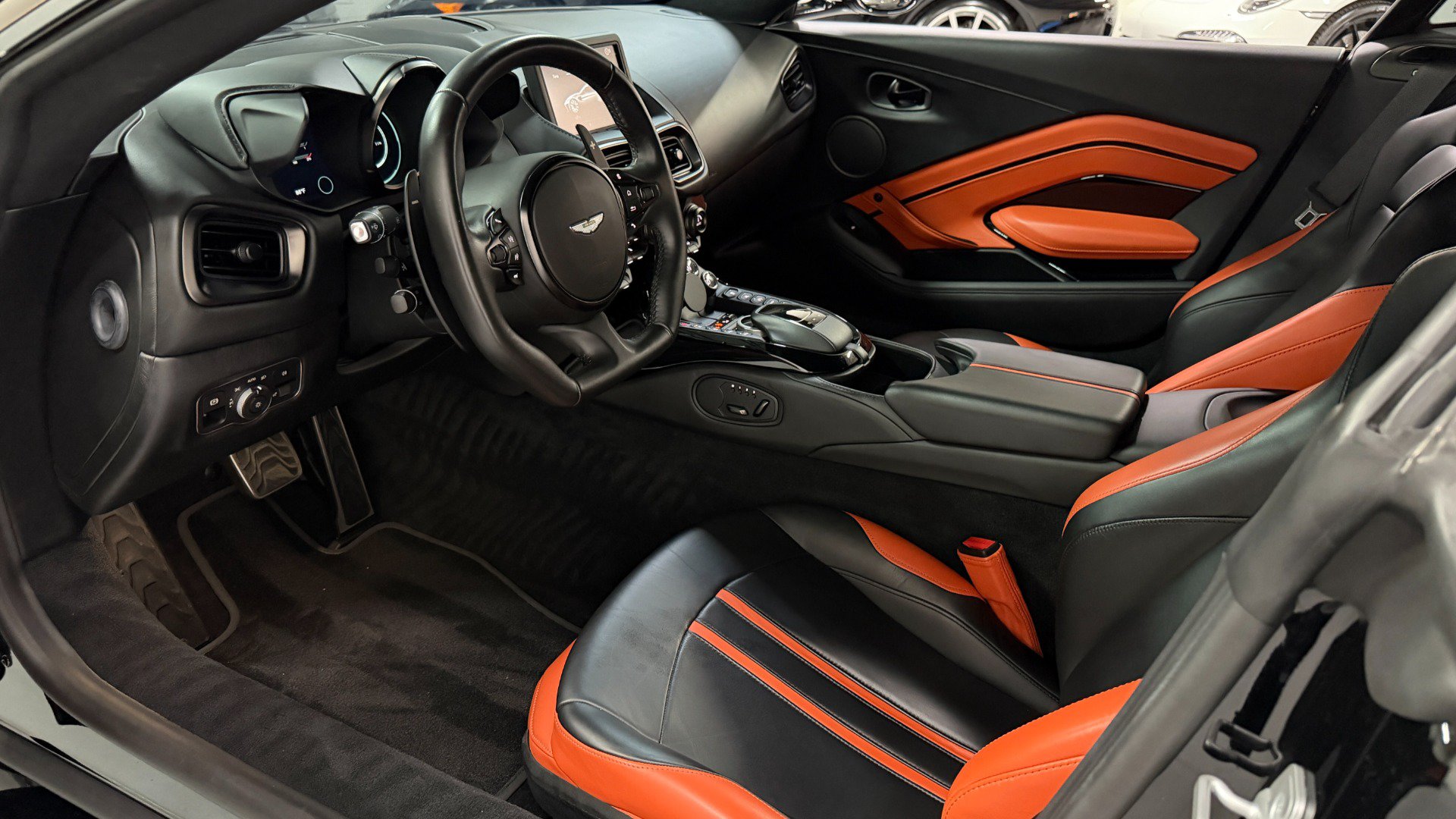 Used 2021 Aston Martin V8 Vantage Coupe RWD image 33