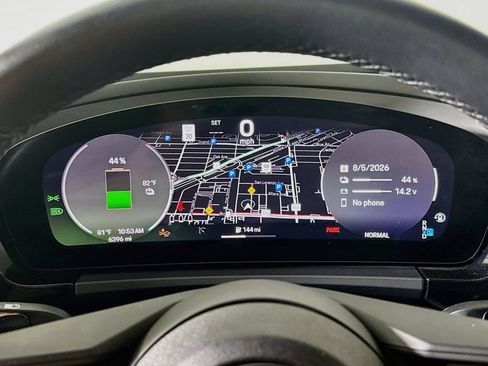Certified 2025 Porsche Macan Electric RWD image 13