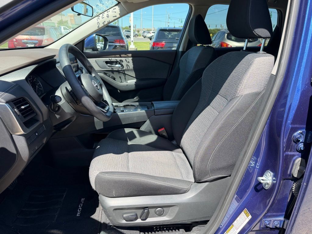 Used 2023 Nissan Rogue SV FWD image 6