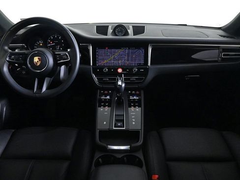 Certified 2025 Porsche Macan image 11