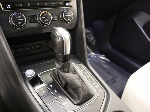 Used 2020 Volkswagen Tiguan SEL AWD/4WD image 9