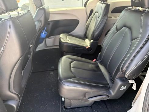 Used 2023 Chrysler Pacifica Touring-L FWD image 10