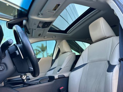 Used 2019 Lexus ES 300h w/ Luxury Package image 5