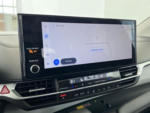 Used 2025 Toyota Sienna XLE image 7