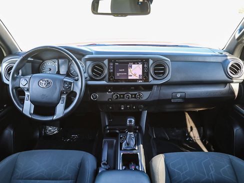 Used 2018 Toyota Tacoma TRD Sport image 12