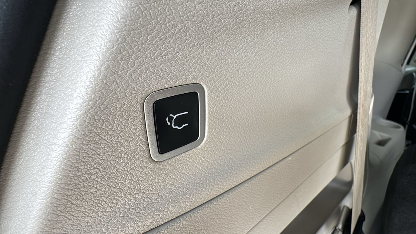 Used 2023 Chrysler Voyager LX FWD image 18