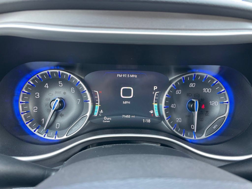 Used 2023 Chrysler Pacifica Touring-L FWD image 10