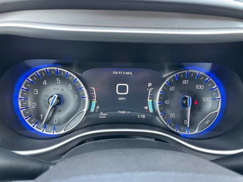 Used 2023 Chrysler Pacifica Touring-L FWD image 10