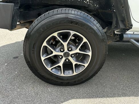 Used 2014 Jeep Wrangler Unlimited Rubicon w/ Connectivity Group AWD/4WD image 29