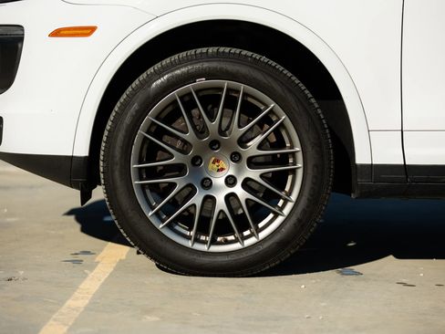 Used 2017 Porsche Cayenne Platinum Edition image 10