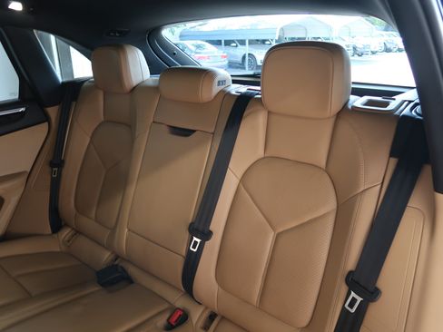 Used 2018 Porsche Macan AWD/4WD image 31