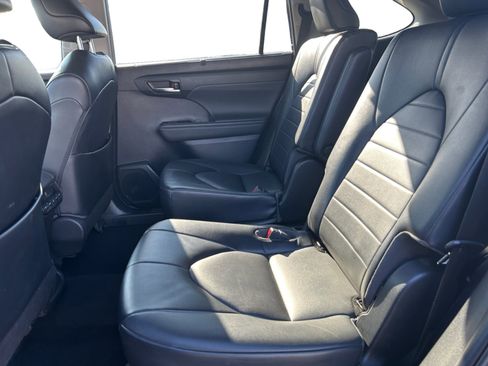Used 2022 Toyota Highlander XLE image 16
