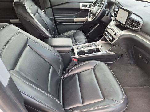 Used 2021 Ford Explorer XLT w/ Equipment Group 202A AWD/4WD image 19