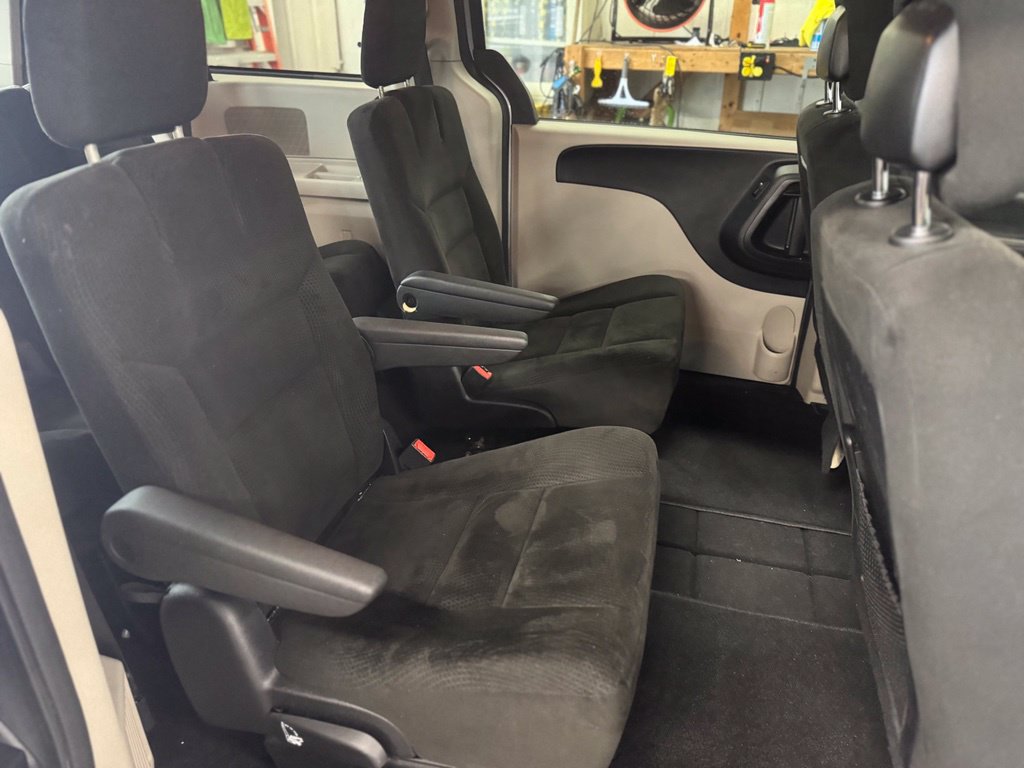 Used 2015 Dodge Grand Caravan SE FWD image 28