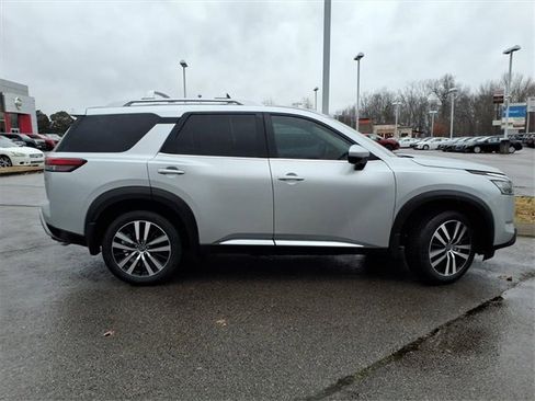 New 2025 Nissan Pathfinder Platinum image 2